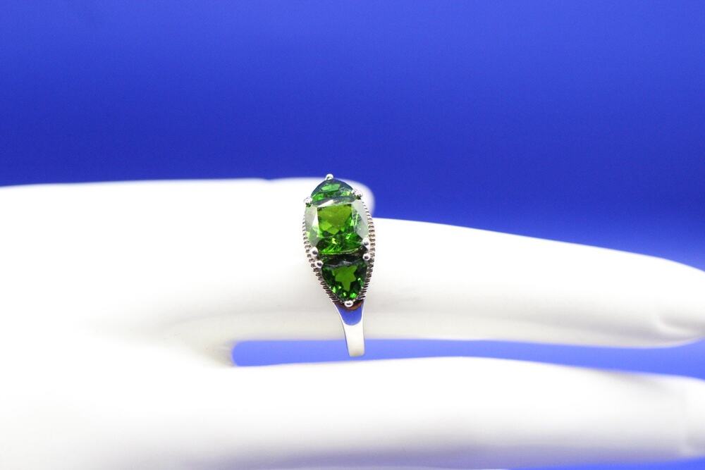 Sterling Silver Raised Green Stone Ring size 8